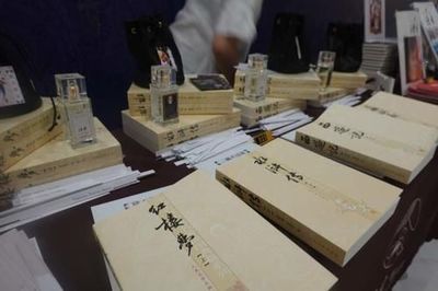 卖四大名著香水,发音乐诗歌专辑,开社区图书馆?《读者》的有趣你想象不到